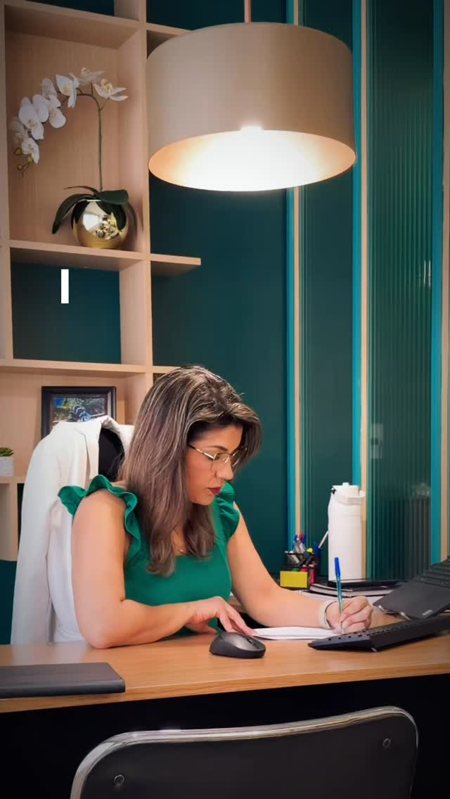 Dra. Ana Simões trabalhando no escritório